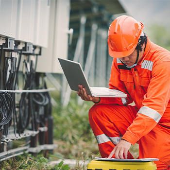 IGOYA Solar Inverter worker